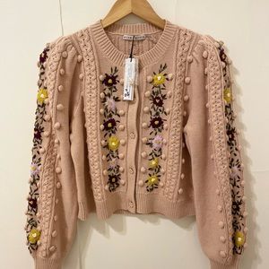 •NWT alice + olivia embroidered sweater 💕•